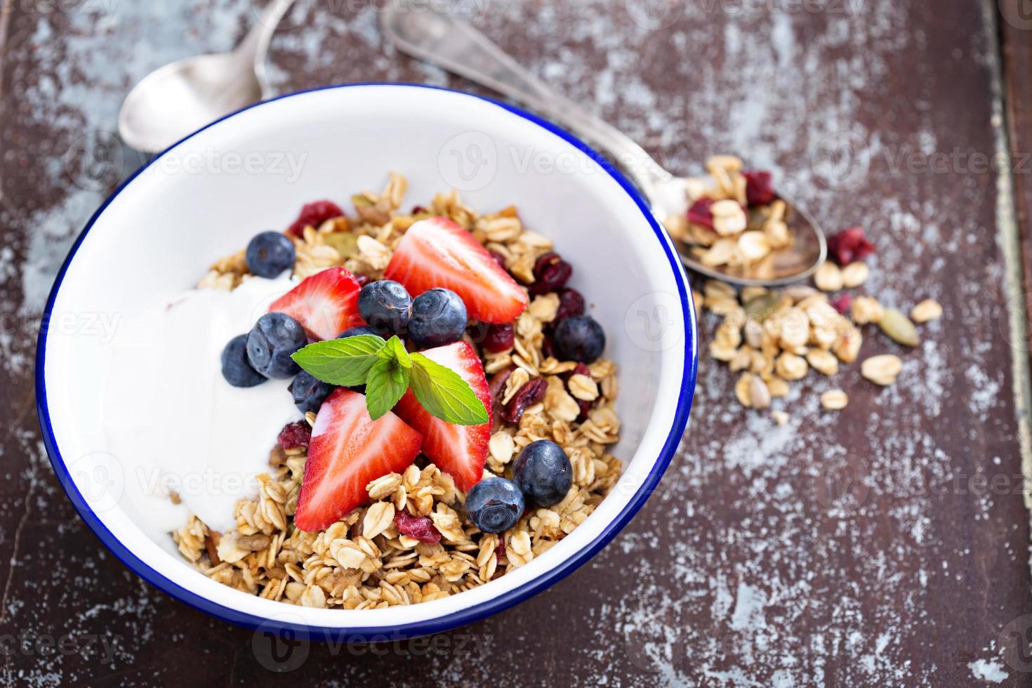 tigela de café da manhã com granola caseira foto