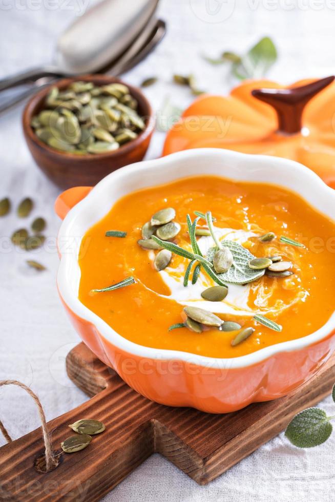 sopa de abóbora com creme, ervas e sementes foto