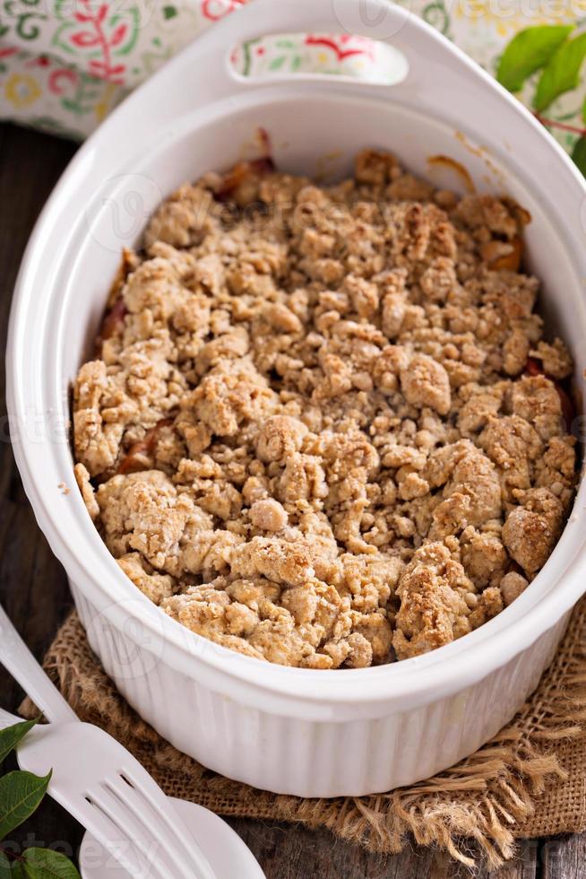 crumble de pêssego em uma assadeira foto