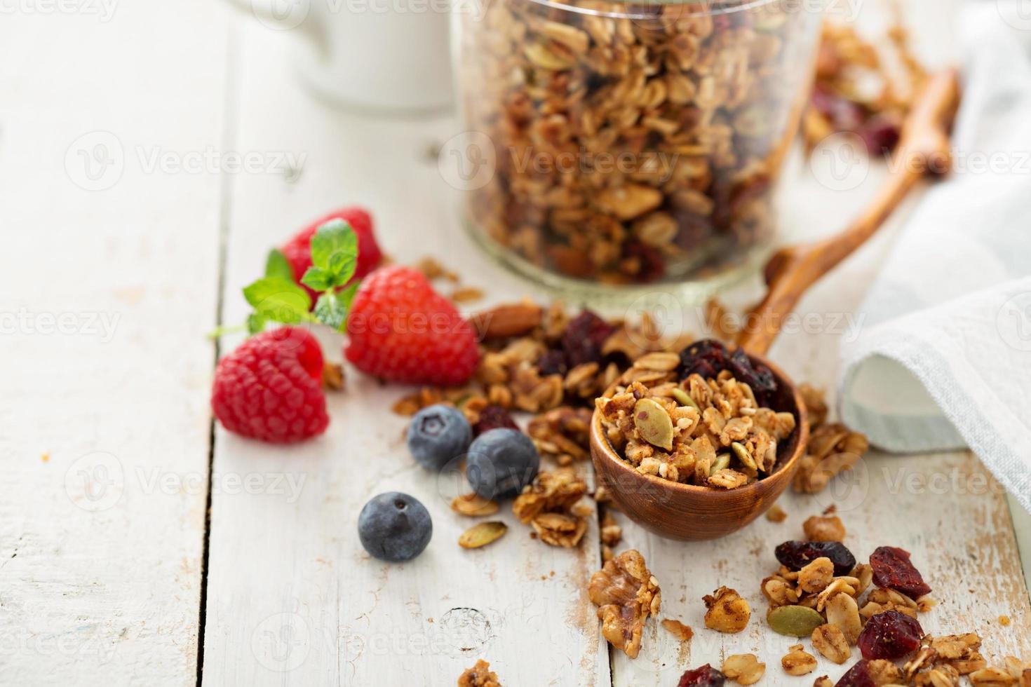 granola caseira com leite no café da manhã foto