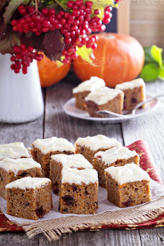 bolo de abóbora e cenoura com cream cheese foto