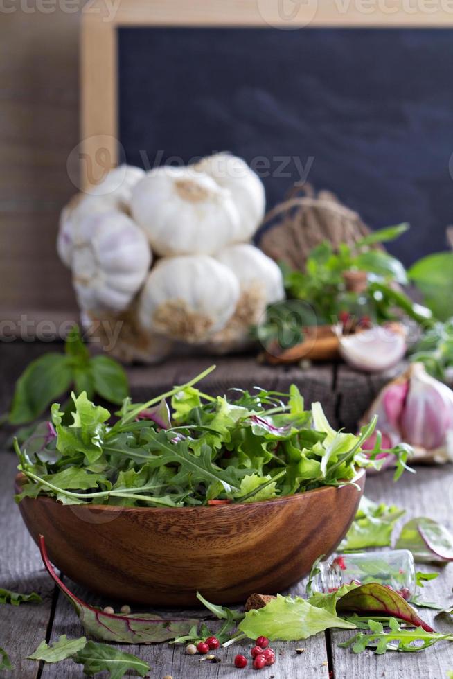 salada verde de folhas em uma tigela de madeira foto