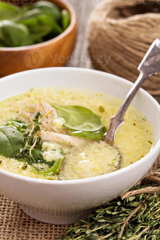 sopa de galinha com ovo e macarrão foto