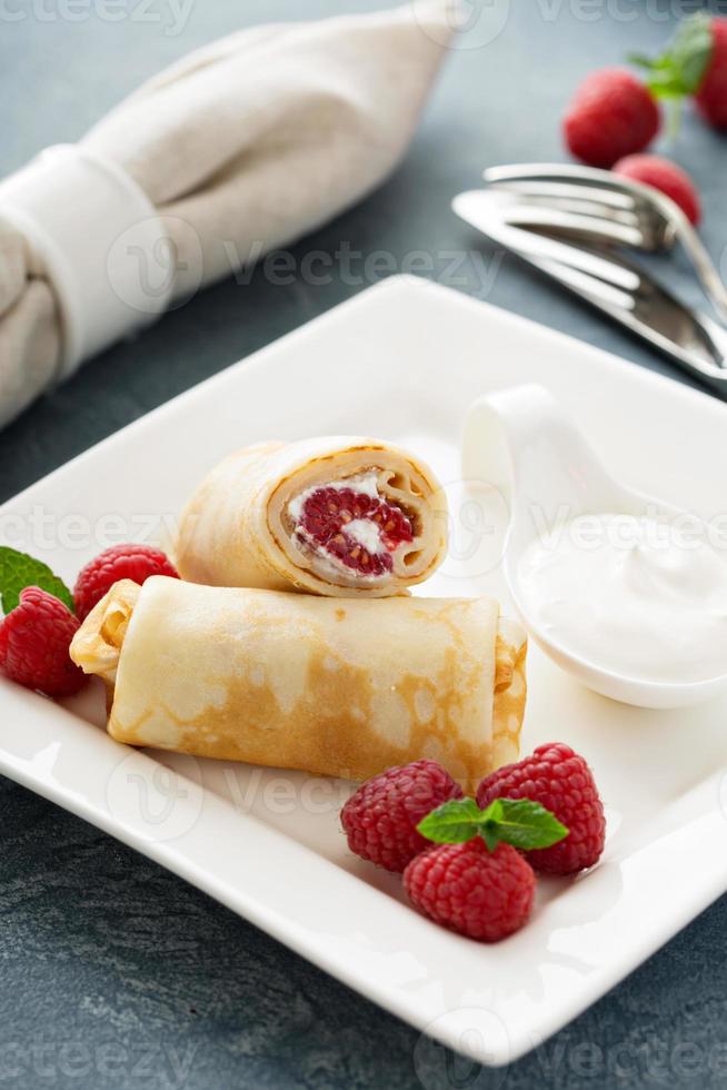 crepes recheados com requeijão e framboesa foto