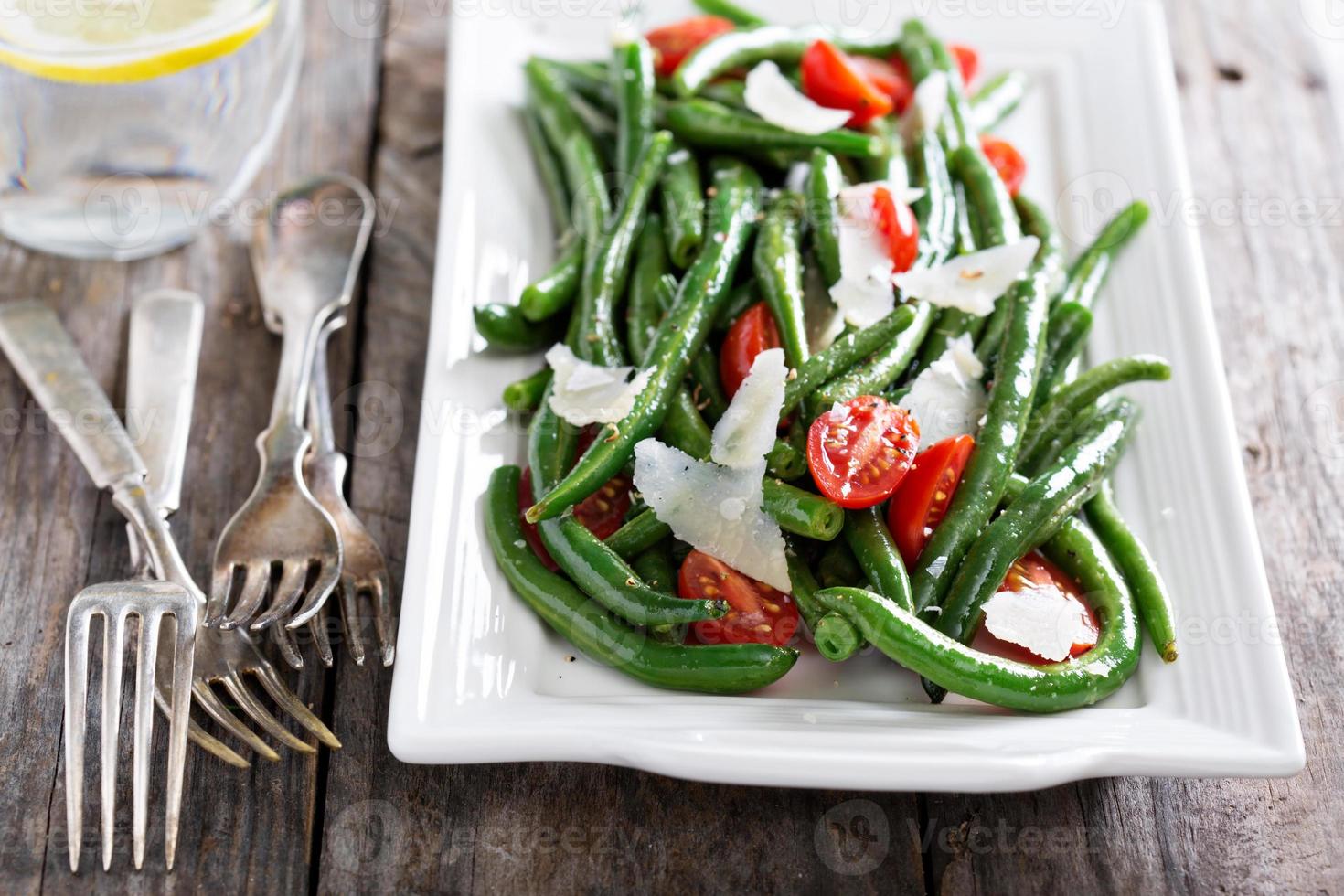 salada quente com feijão verde e queijo parmesão foto