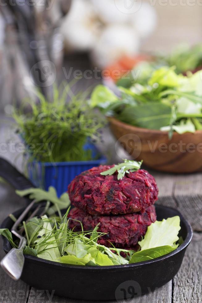 hambúrgueres veganos com beterraba e feijão vermelho foto