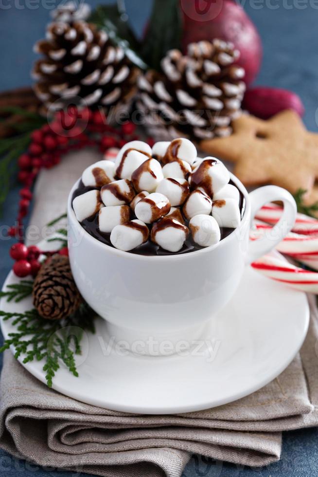 chocolate quente de natal com enfeites foto