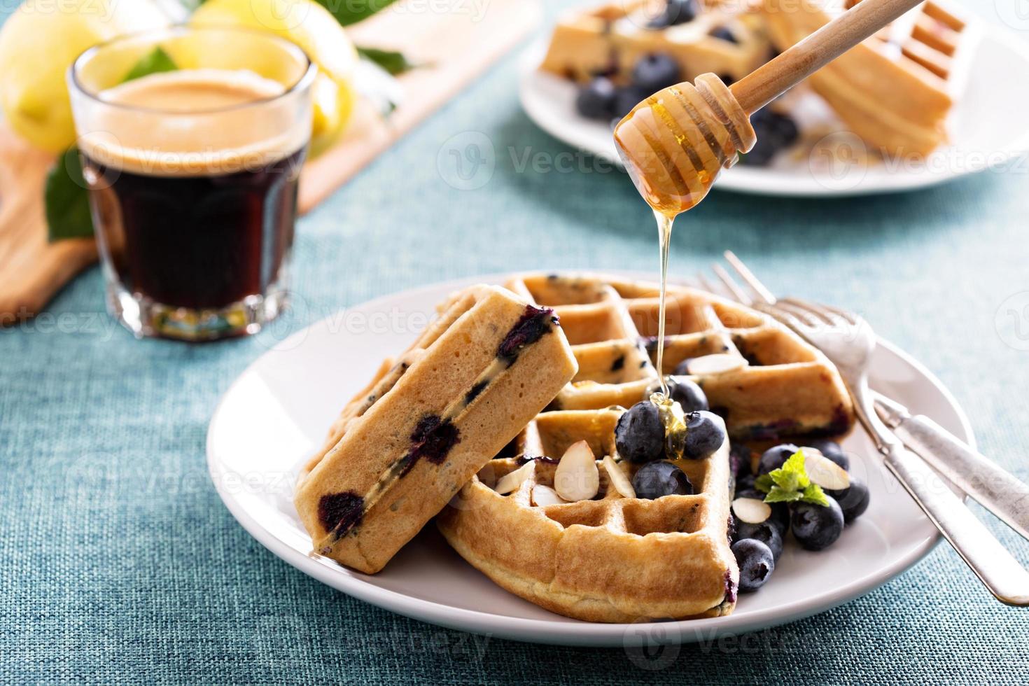 Waffles de limão e mirtilo com bagas foto