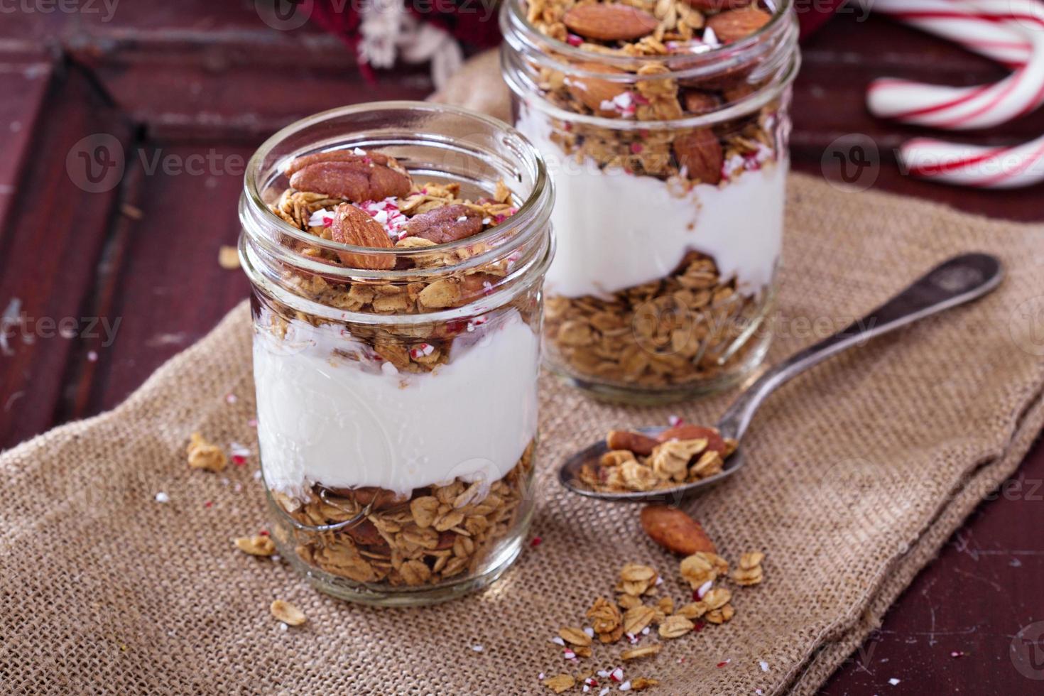 parfait de granola de gengibre com iogurte foto