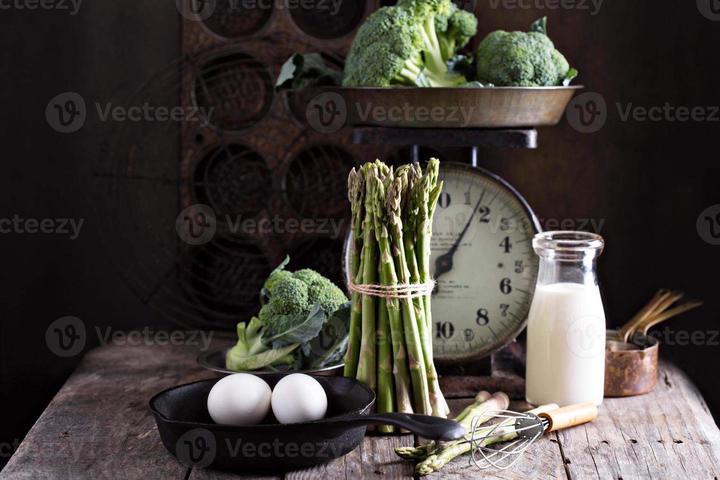 cozinhar com aspargos e ovos foto