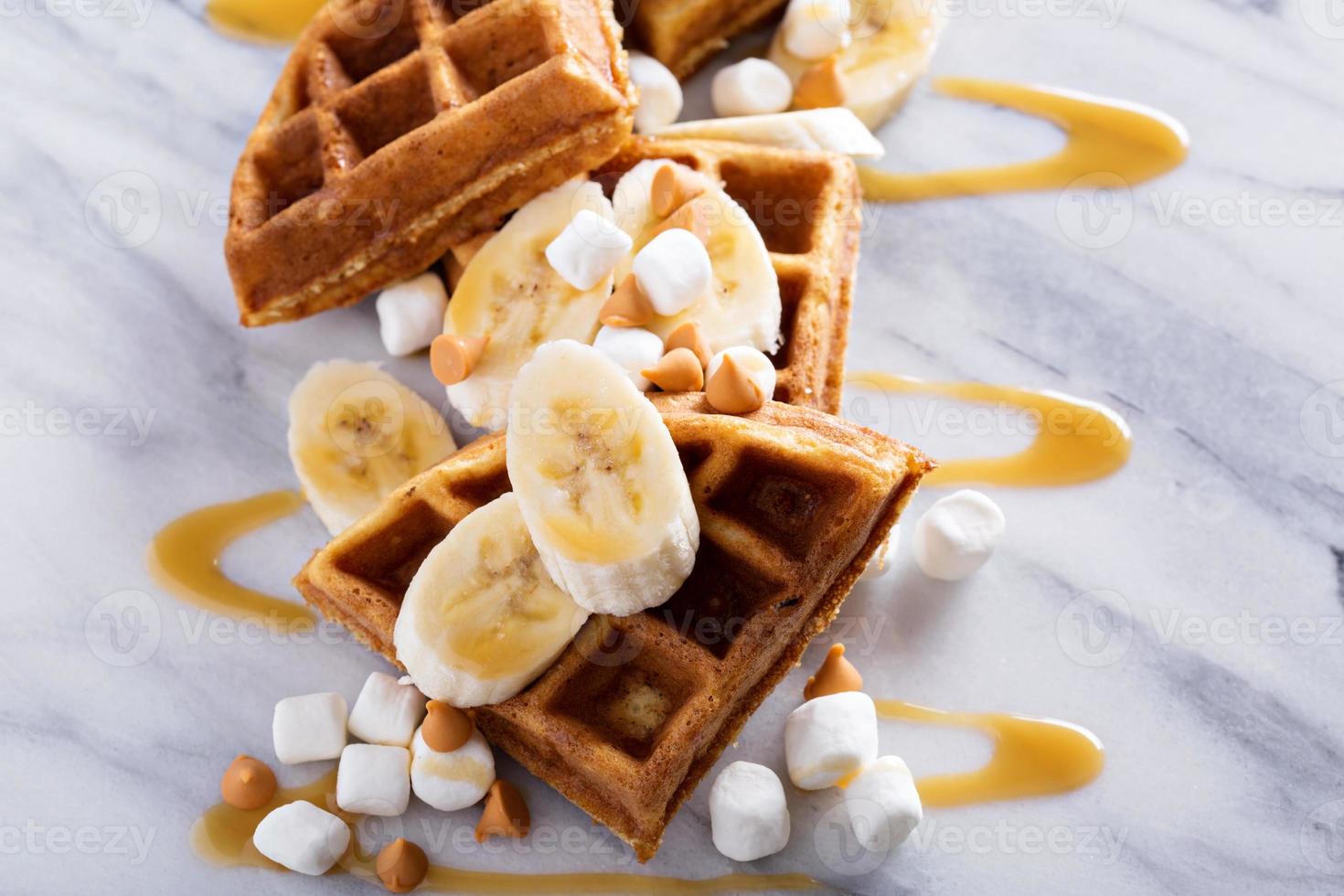 waffles com manteiga de amendoim e banana foto