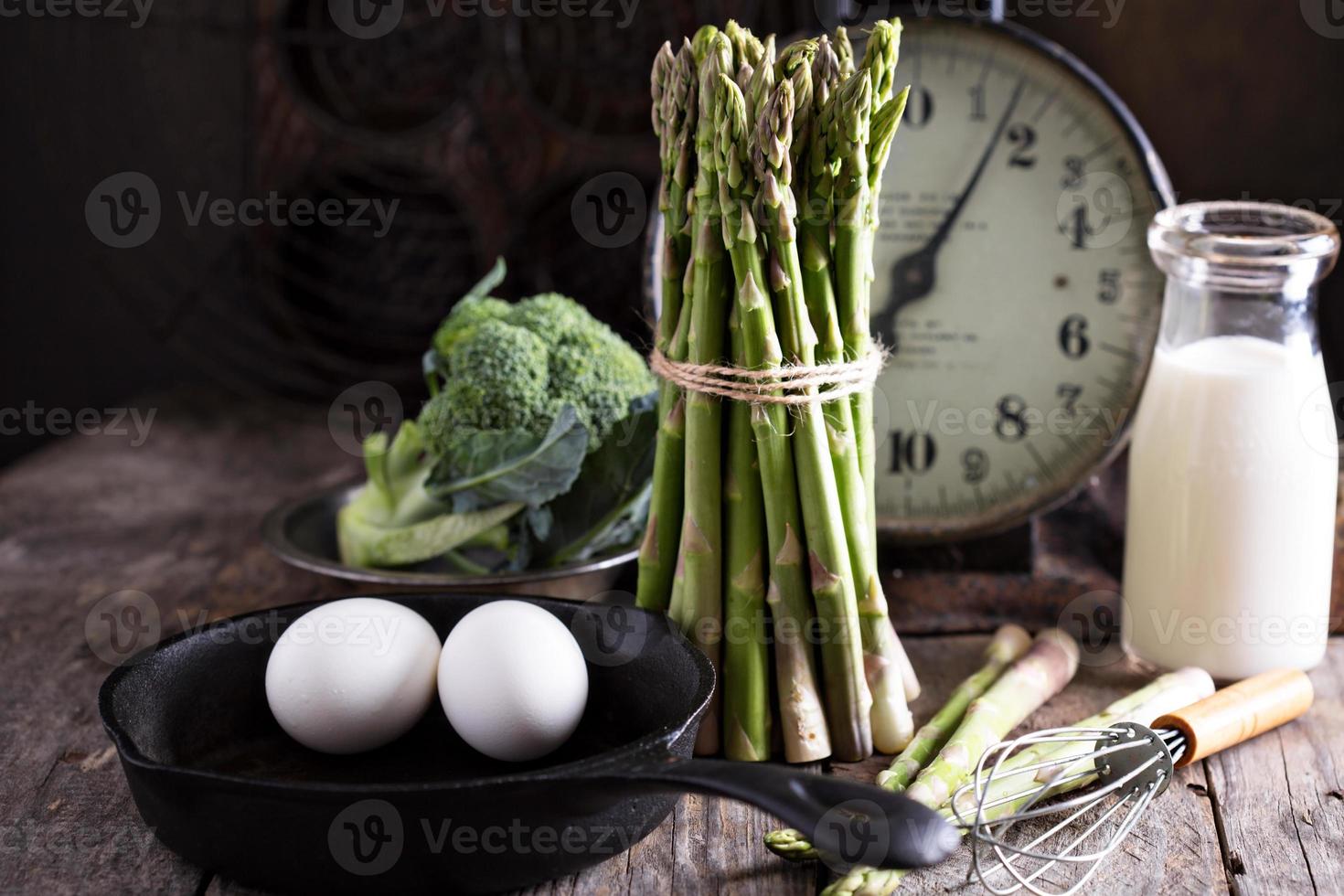 cozinhar com aspargos e ovos foto