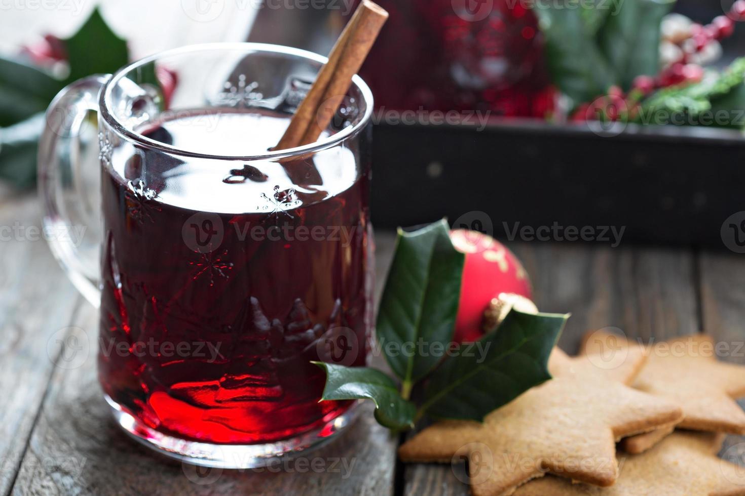 vinho quente com canela e anis estrelado foto