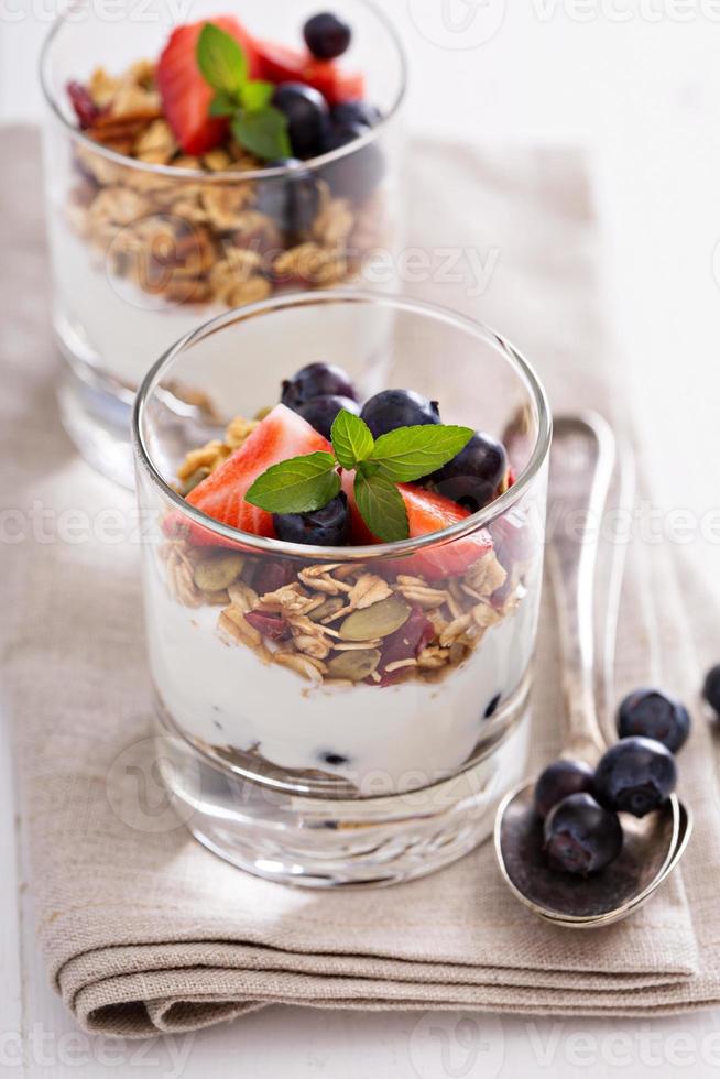 parfait de café da manhã com granola caseira foto