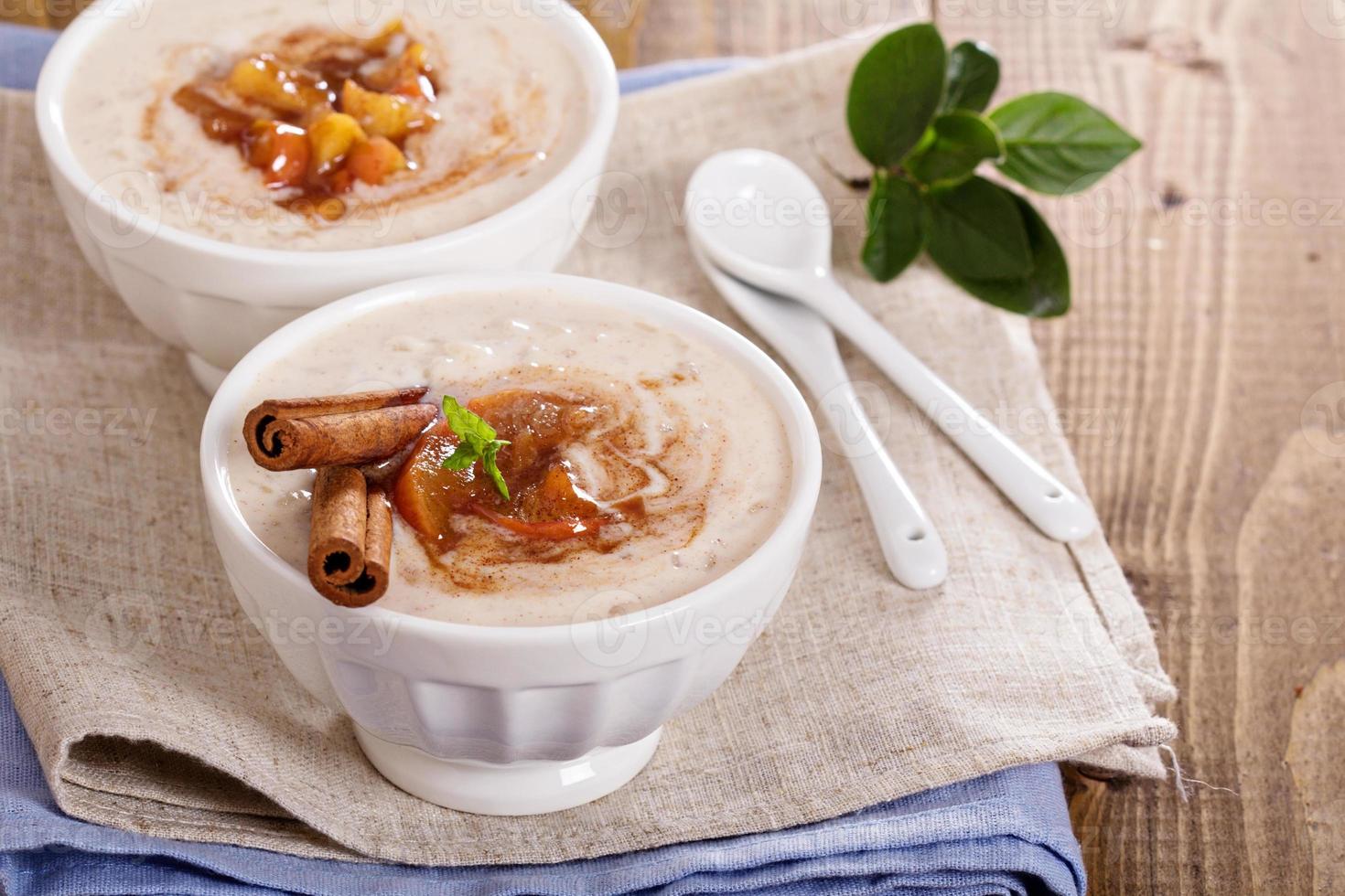 pudim de arroz com calda e frutas foto