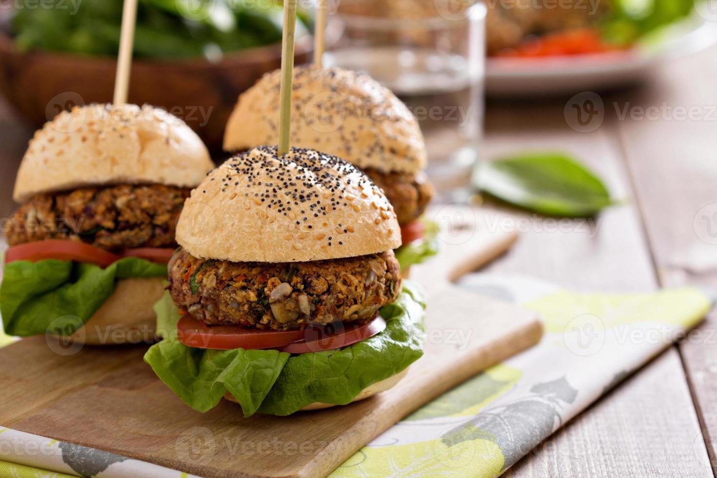 hambúrgueres veganos com feijão e legumes foto