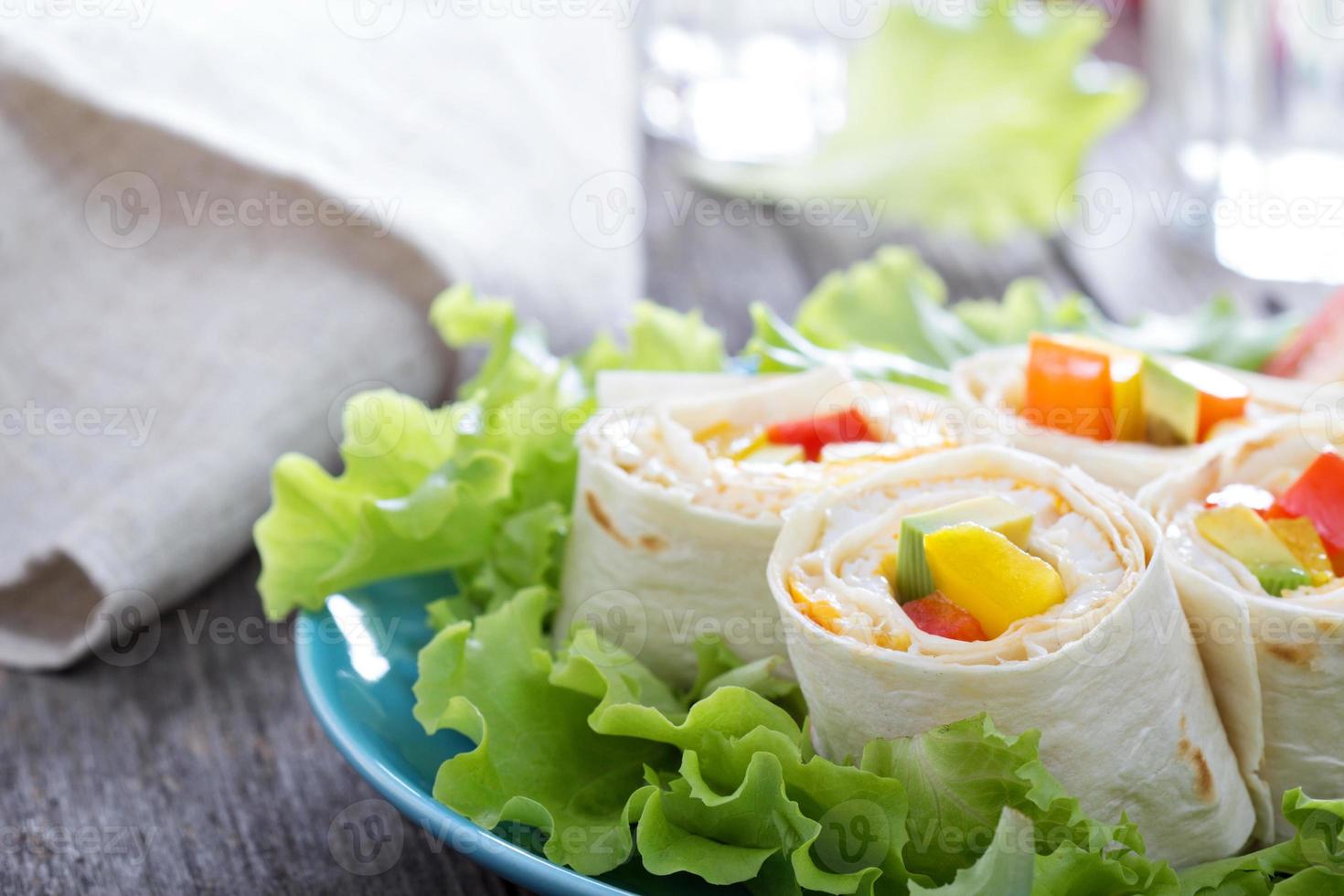 envoltórios de tortilha de lanche de almoço saudável foto