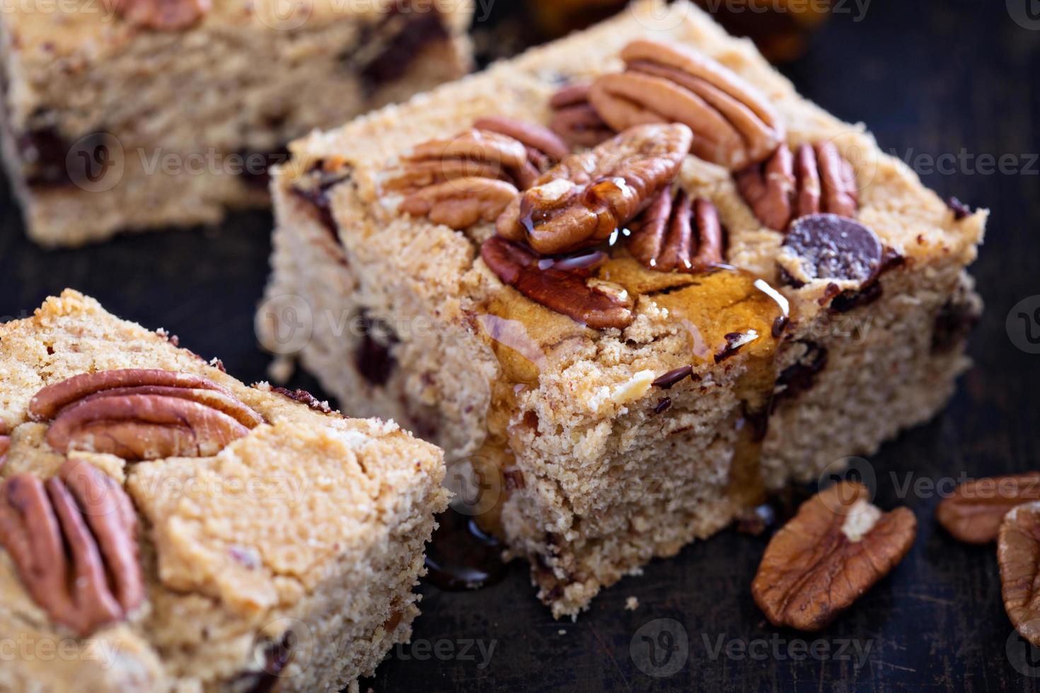 blondies de chocolate amargo e nozes foto