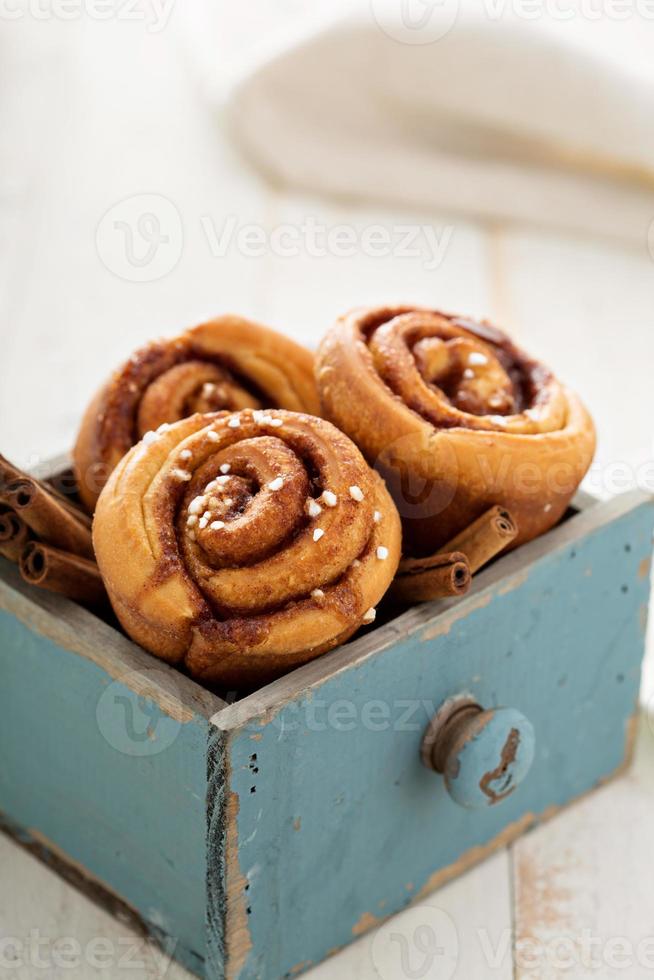 pãezinhos de canela no café da manhã foto