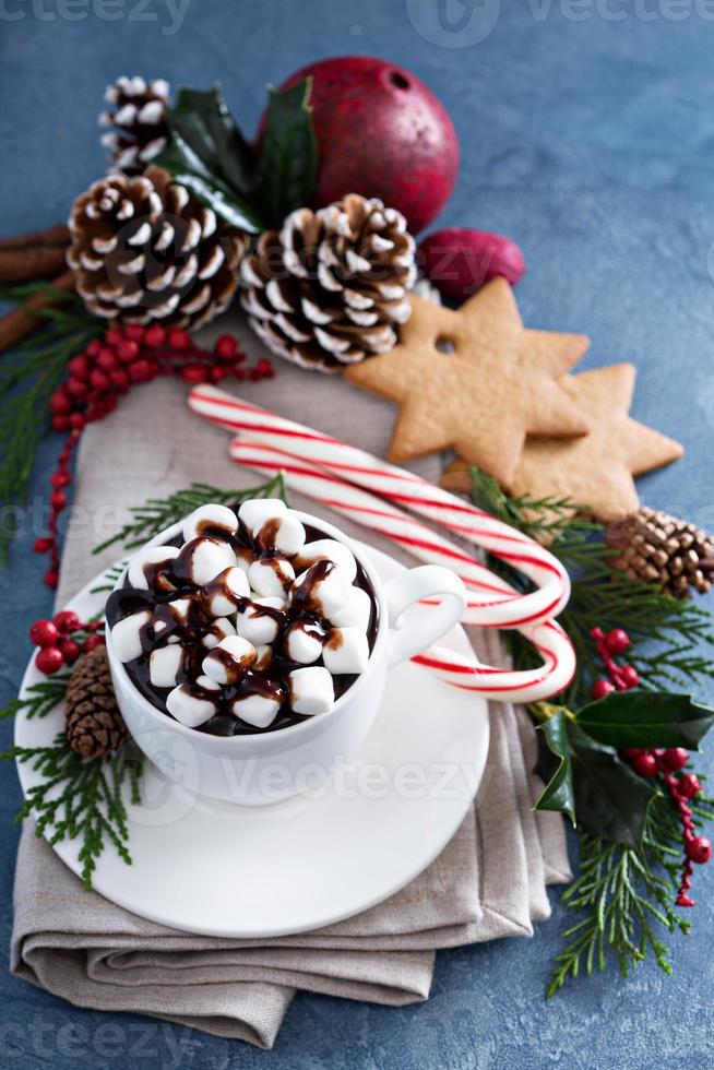 chocolate quente de natal com enfeites foto