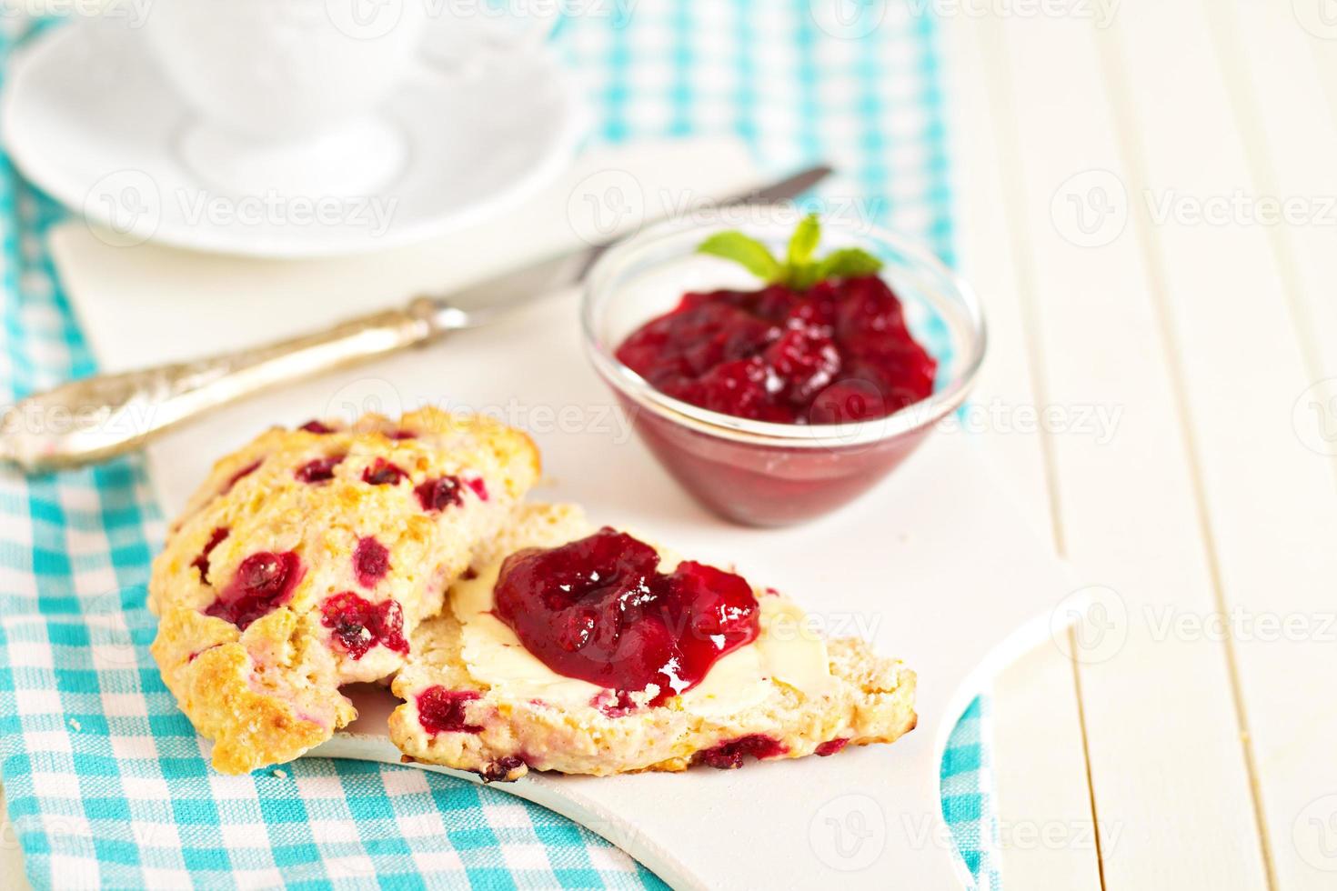 scones acabados de cozer com raspas de laranja e bagas foto