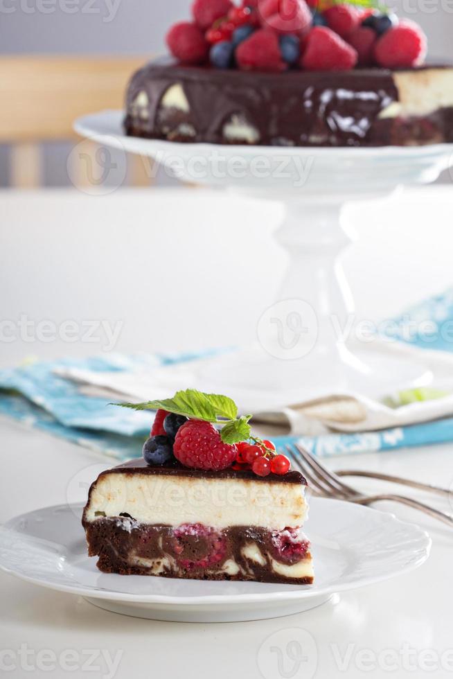 cheesecake com frutas em uma camada de brownie foto