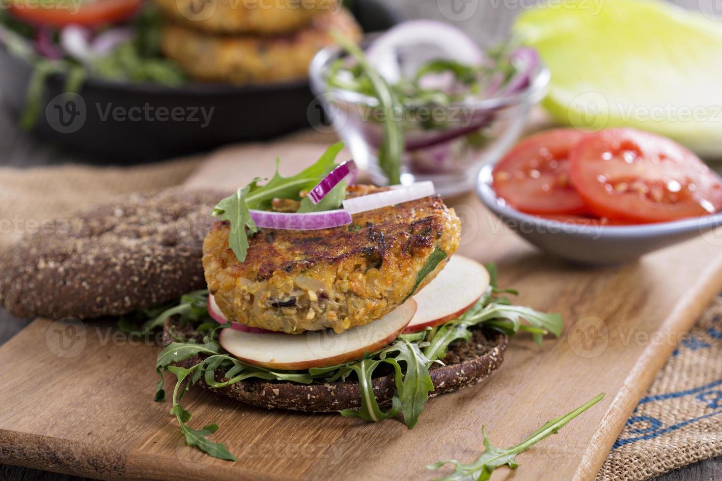 hambúrgueres veganos com quinoa e legumes foto