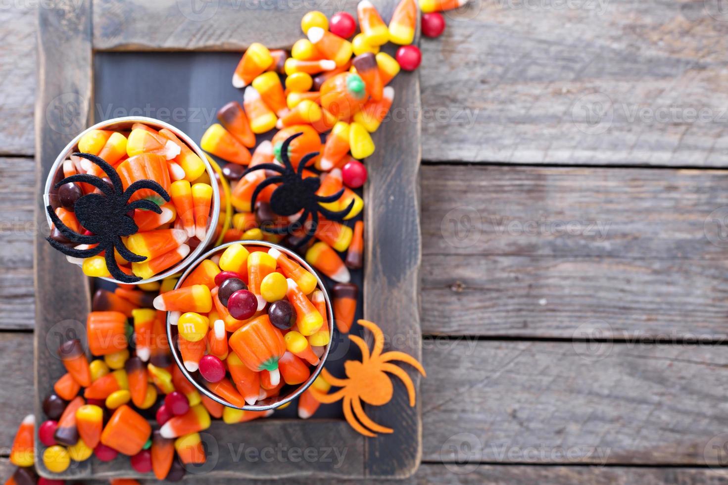 doces de halloween em pequenas latas foto