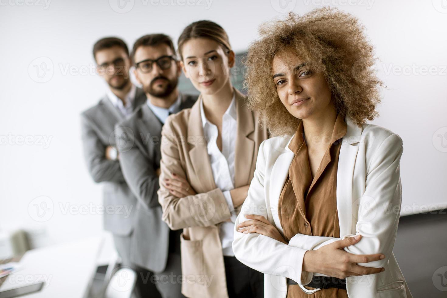 grupo de diversos jovens colegas de trabalho em uma fila no escritório foto