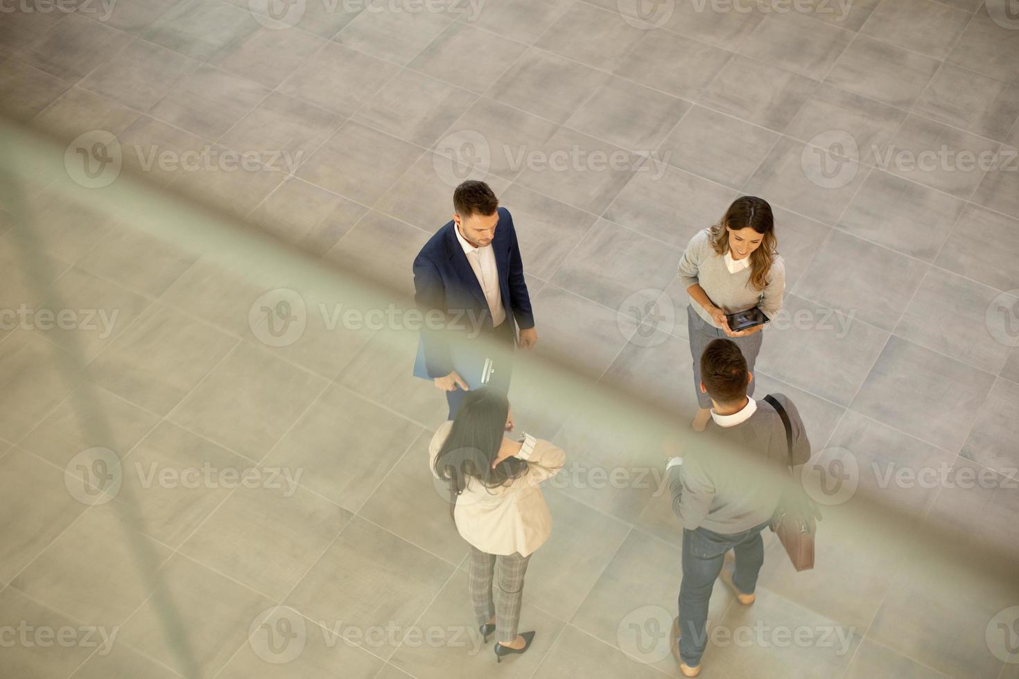 vista aérea na equipe de empresários discutindo no corredor do escritório foto