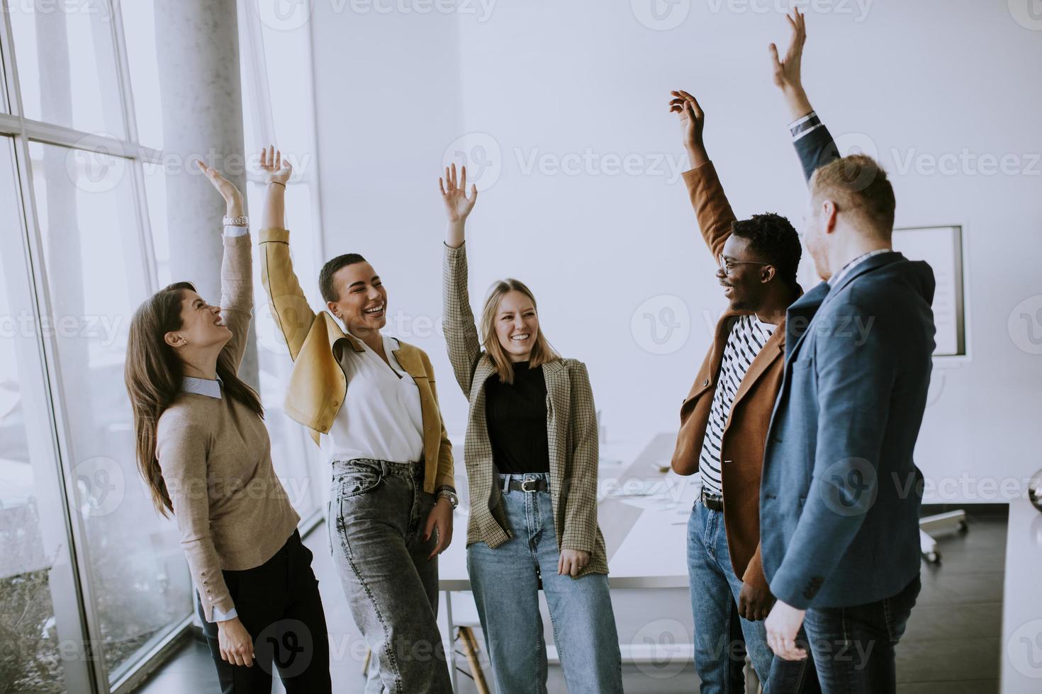 jovem equipe criativa juntando as mãos no escritório moderno foto