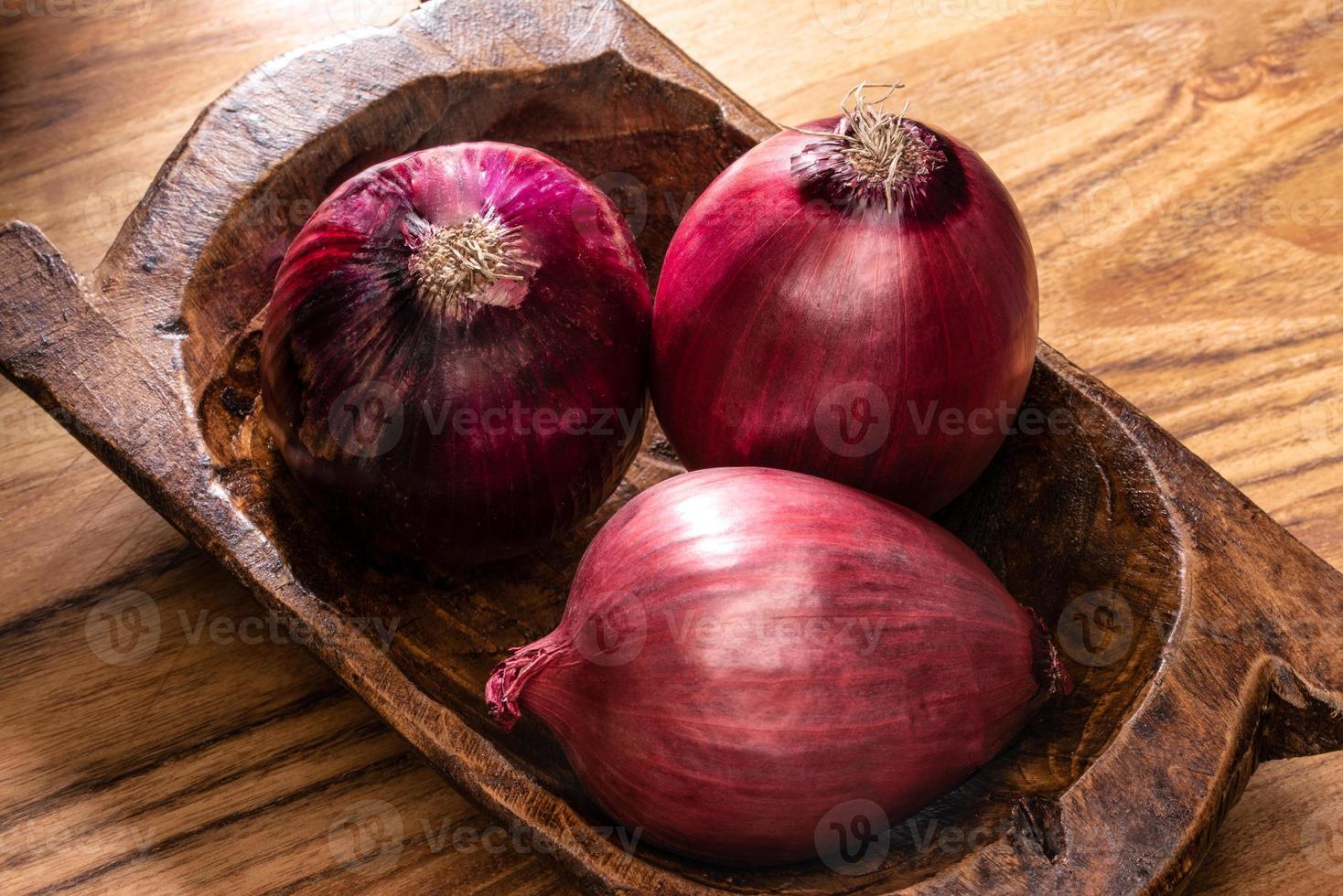 cebola roxa em uma tigela foto