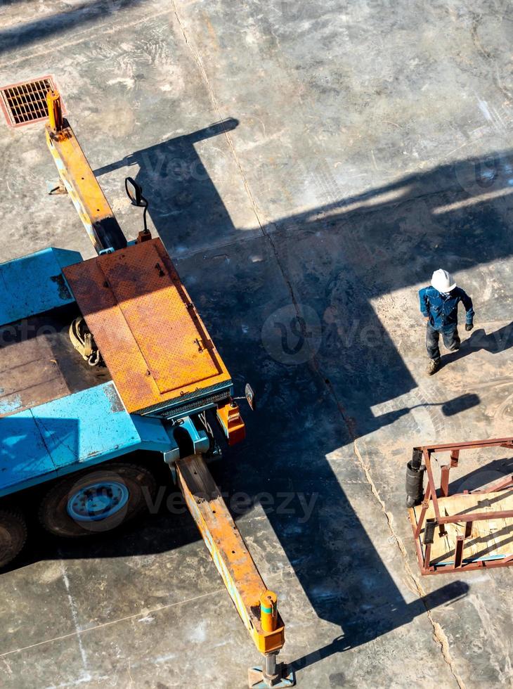 vista do último andar da planta industrial diretamente acima do caminhão guindaste foto