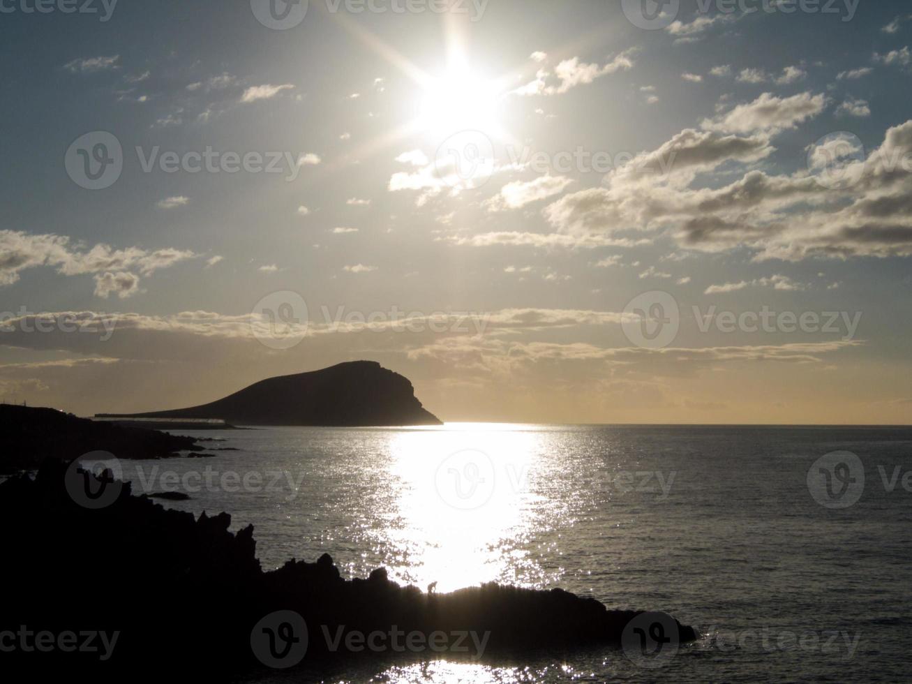 pôr do sol sobre o oceano foto