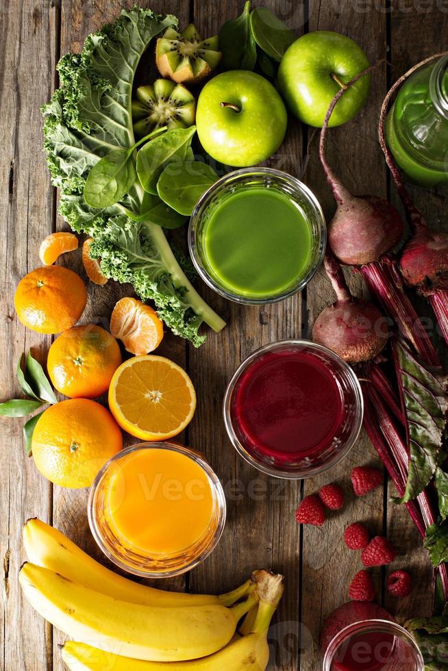 variedade de sucos de frutas e vegetais frescos foto