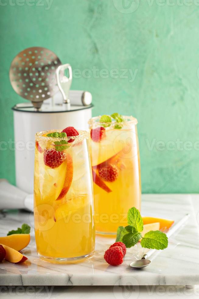 bebida fria de verão refrescante colorida com pêssegos foto