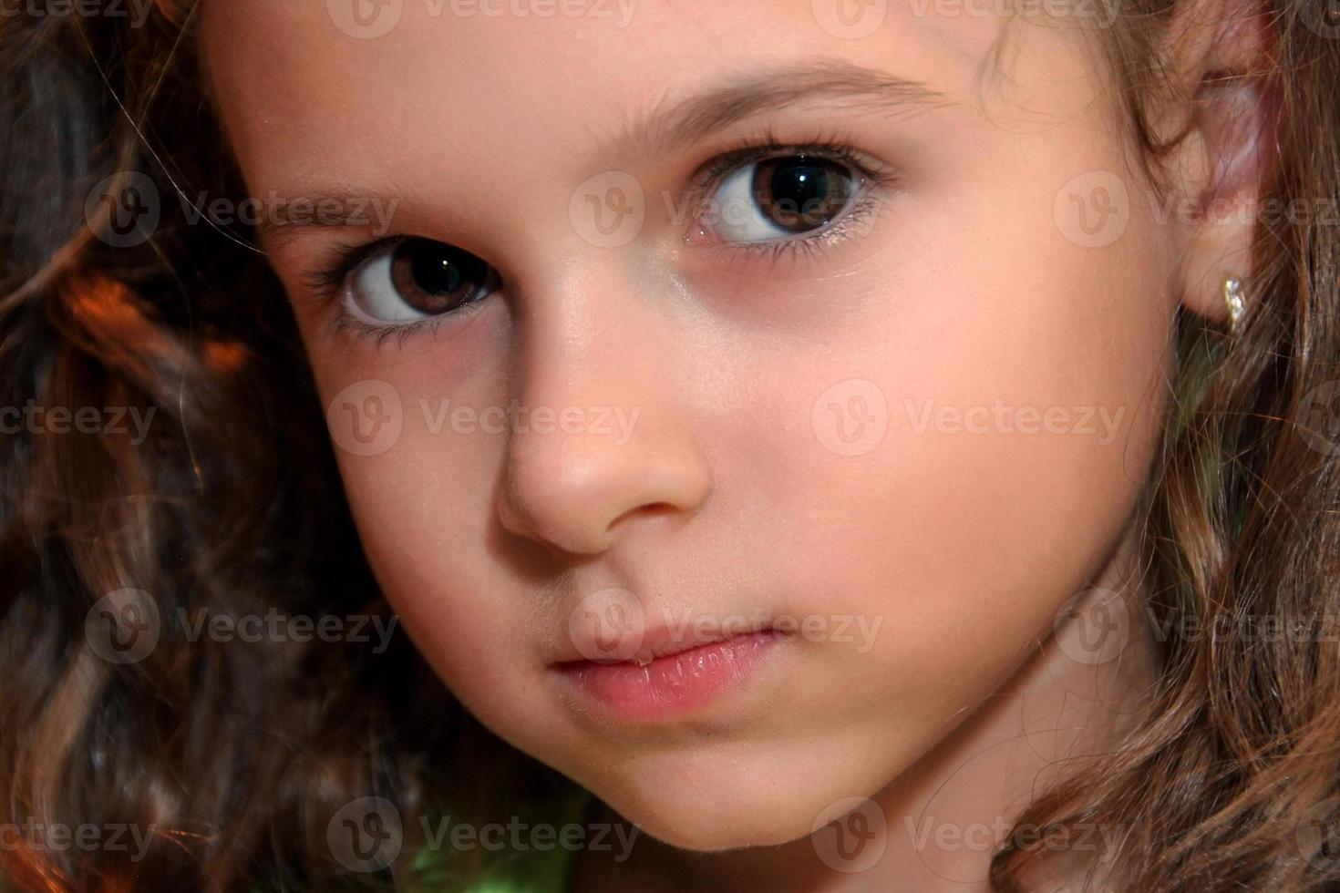 potrait de menina de cabelo cacheado foto