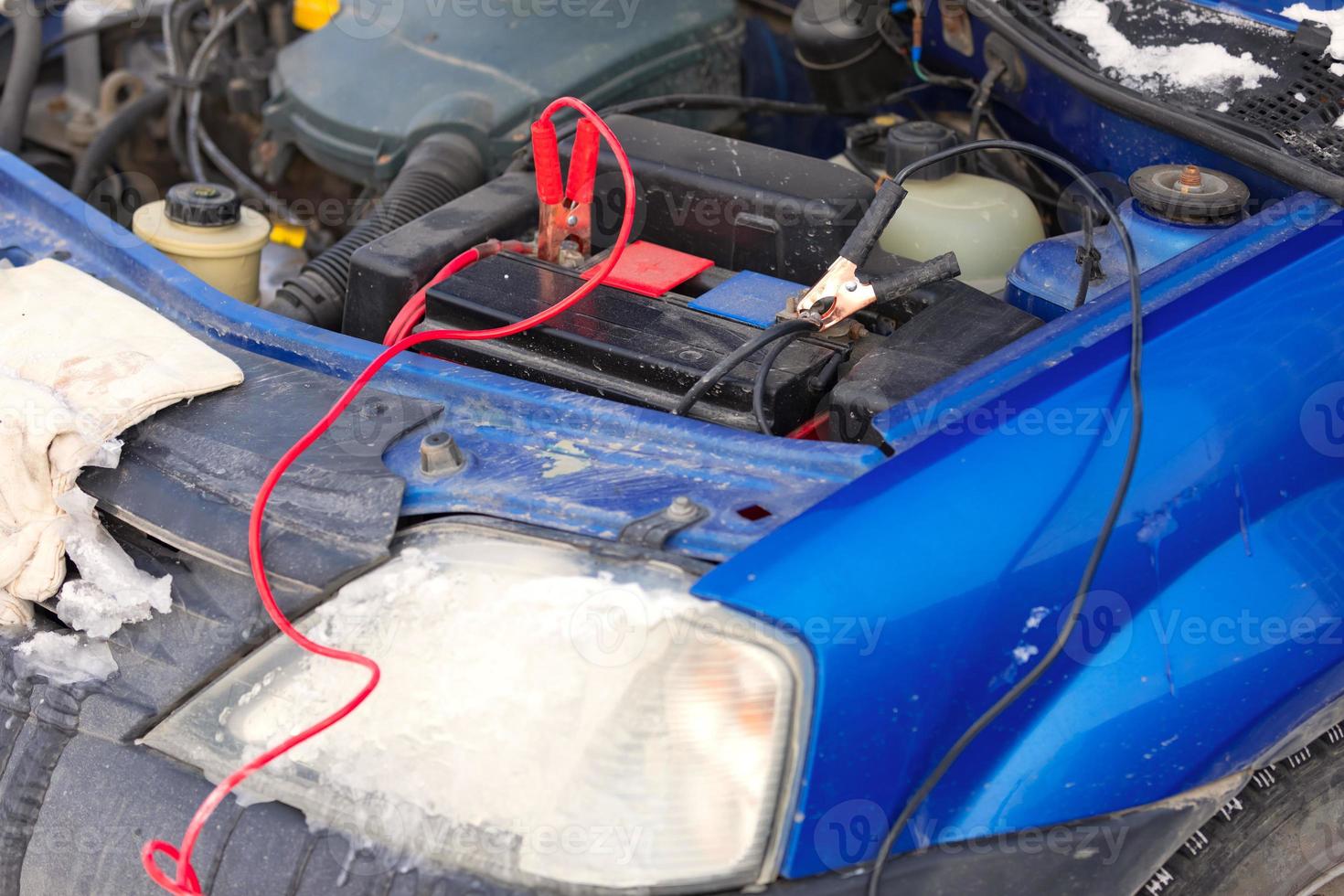 conectando fios de alta tensão à bateria do carro. carregando bateria descarregada de automóvel foto