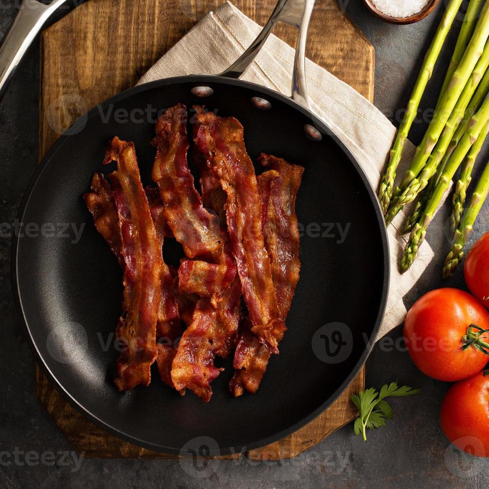 bacon cozido em uma frigideira foto