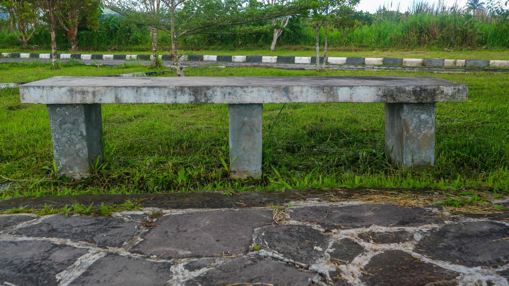 assentos de concreto em um lindo jardim foto