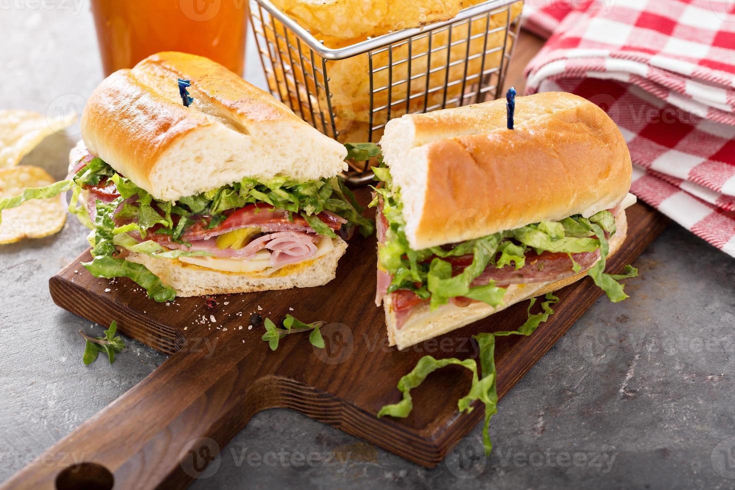 sanduíche sub italiano com batatas fritas foto