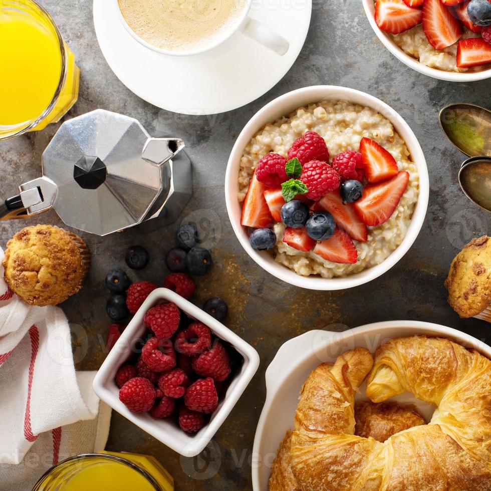 mesa de café da manhã com mingau de aveia, croissants e muffins foto