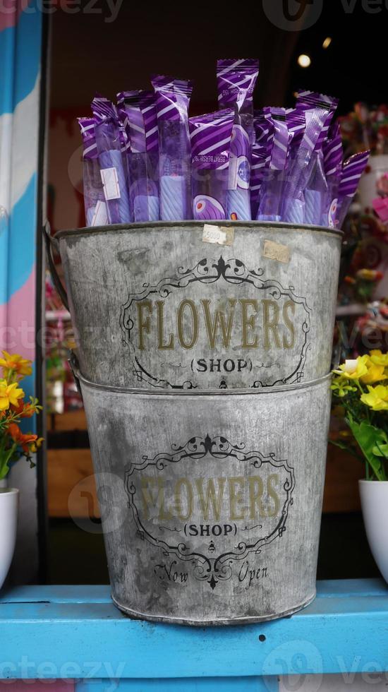 barra de chocolate violeta em um balde de lata na floricultura. foto