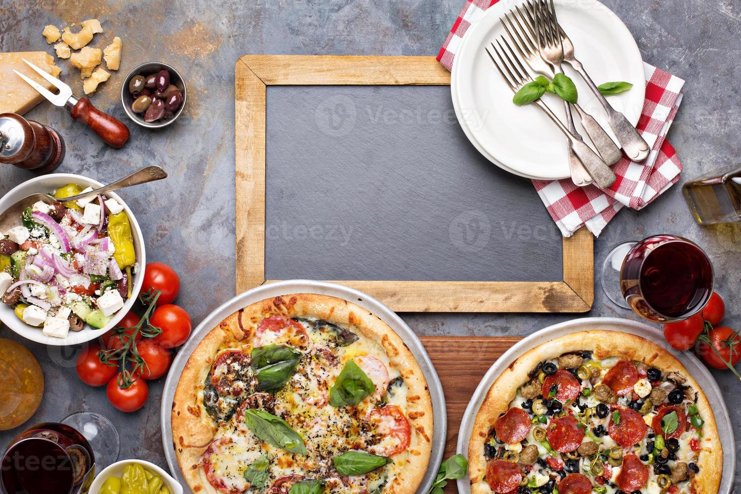 pizza margherita e pepperoni com manjericão foto