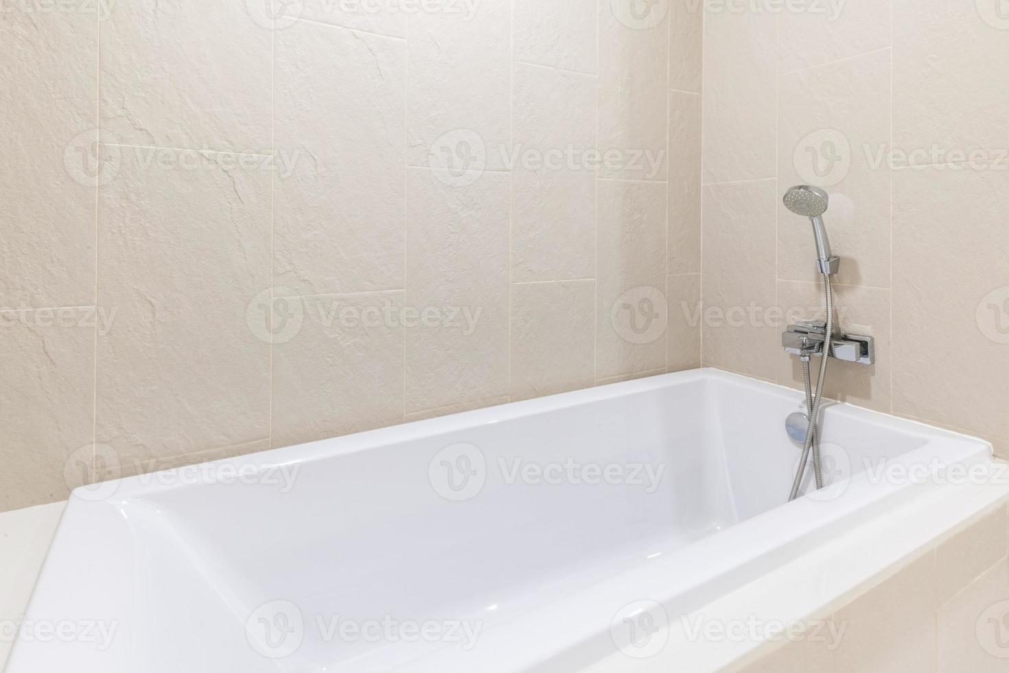 banheira branca em design de interiores de banheiro moderno foto