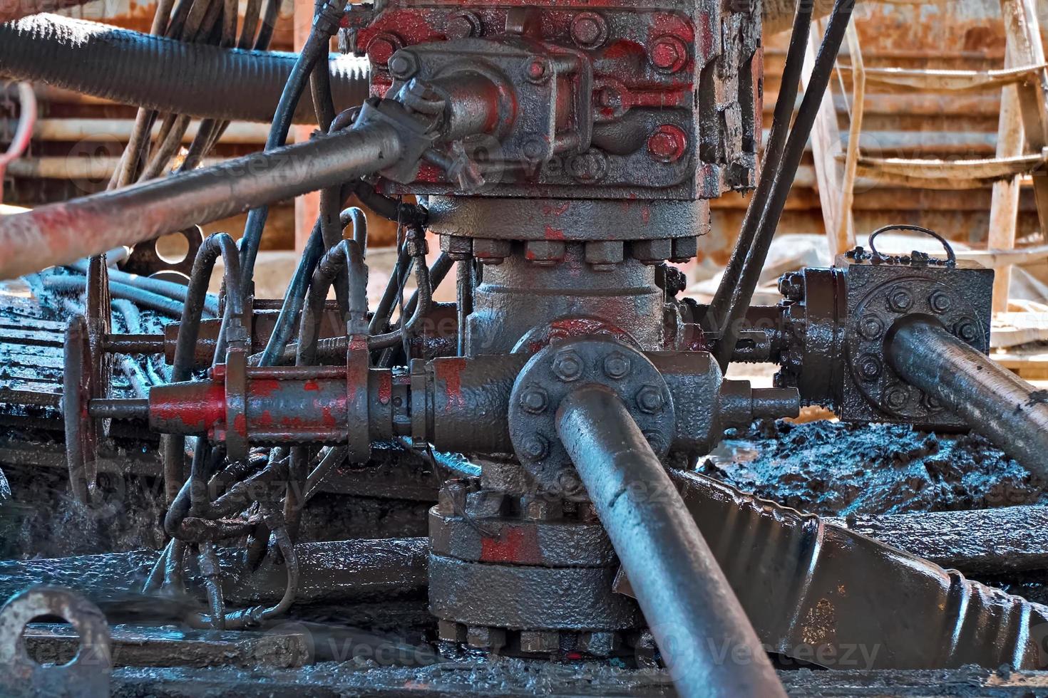 sujo bem durante o trabalho de reparo. óleo e sujeira no equipamento do poço de petróleo. foto