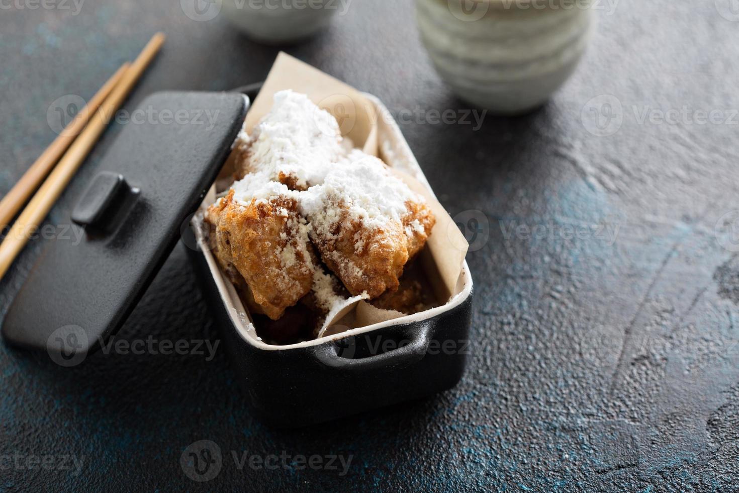 rosquinhas fritas estilo asiático com açúcar de confeiteiro foto