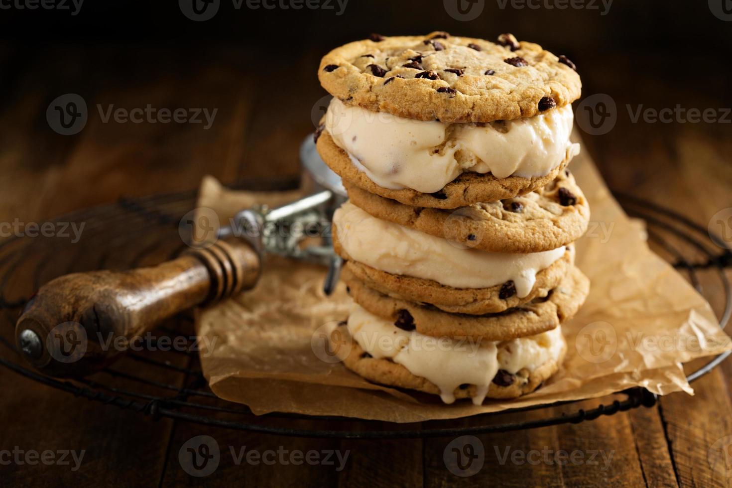 sanduíches de sorvete com biscoitos de chocolate foto