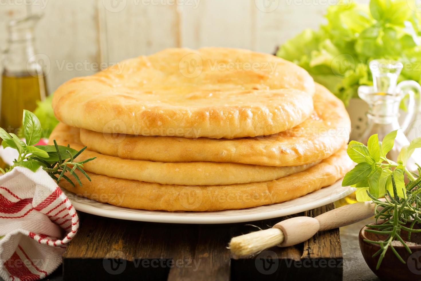 pão sírio com recheio de queijo foto