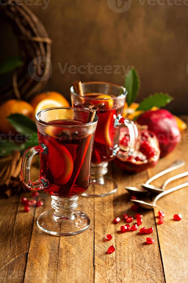 vinho quente com romã e laranja foto